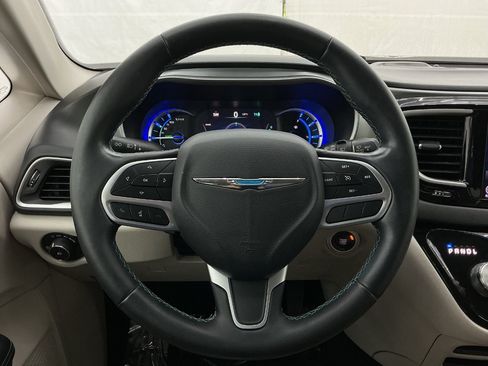 Used 2018 Chrysler Pacifica Touring-L FWD image 30