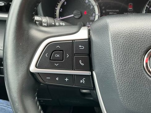 Used 2023 Toyota Highlander LE AWD/4WD image 25