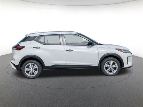 New 2025 Nissan Kicks Play S image 4