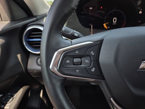 Used 2025 Chevrolet Trax LT w/ LT Convenience Package FWD image 24