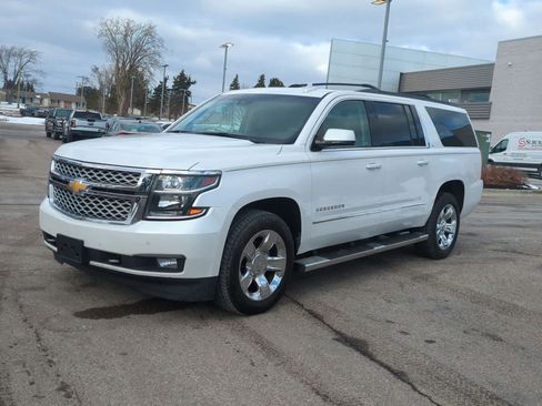 Used 2017 Chevrolet Suburban LT w/ LT Signature Package image 4
