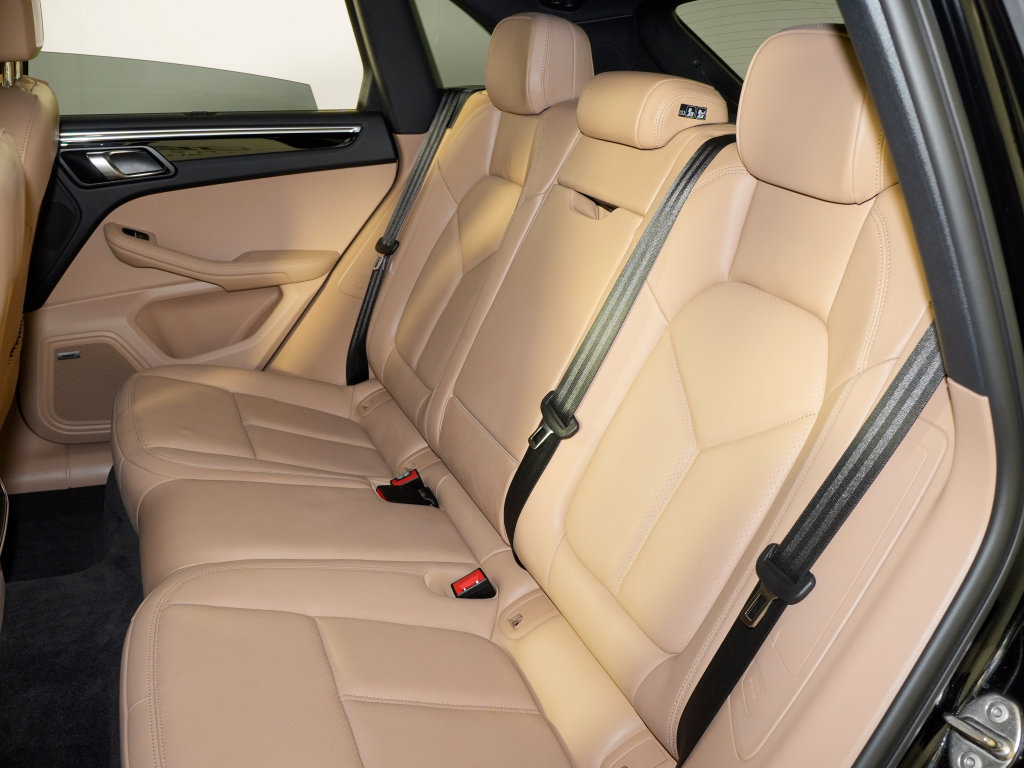 Certified 2024 Porsche Macan w/ Premium Plus Package AWD/4WD image 35