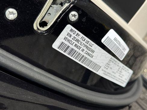 Used 2023 Chrysler Pacifica Touring-L image 31