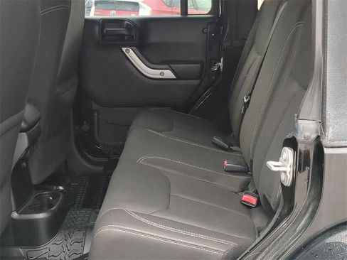 Used 2017 Jeep Wrangler Unlimited Sahara w/ Connectivity Group image 19