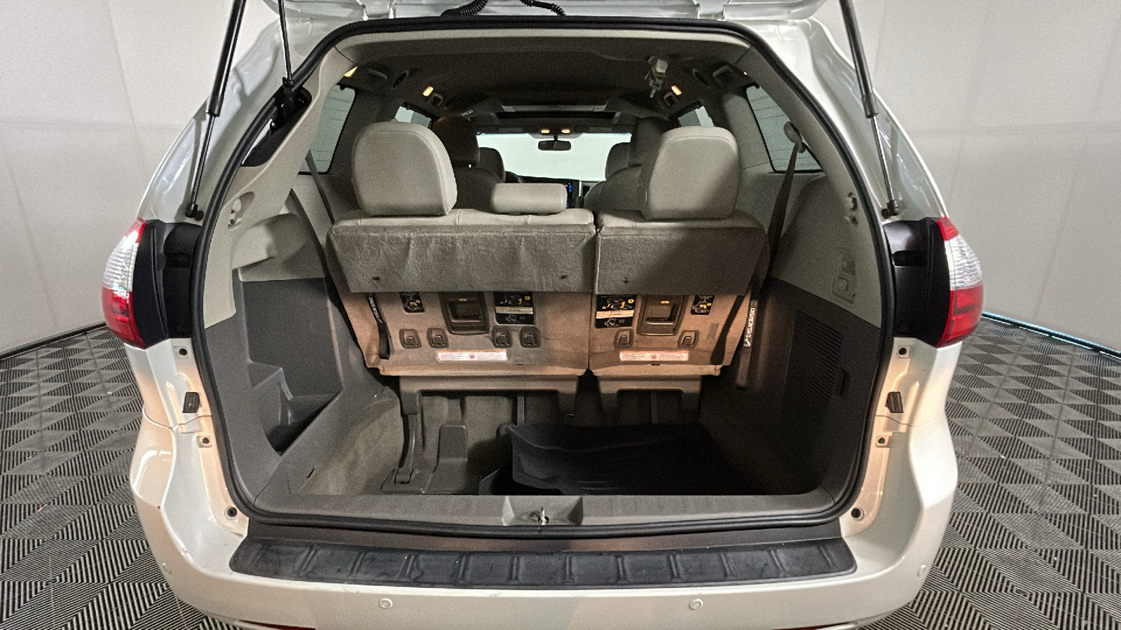 Used 2015 Toyota Sienna XLE Premium AWD/4WD image 33