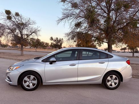 Used 2018 Chevrolet Cruze LS image 4