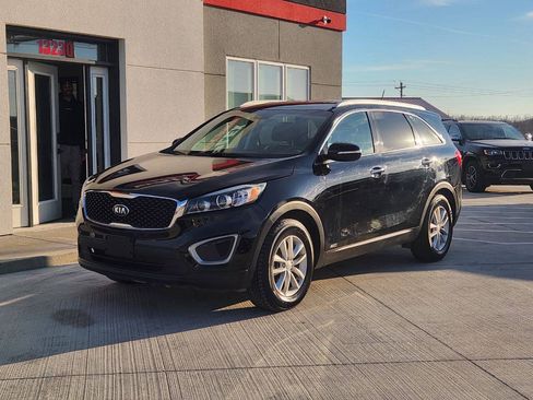 Used 2017 Kia Sorento AWD image 2