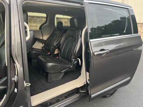 Used 2018 Chrysler Pacifica Touring-L w/ Advanced Safetytec Group image 21