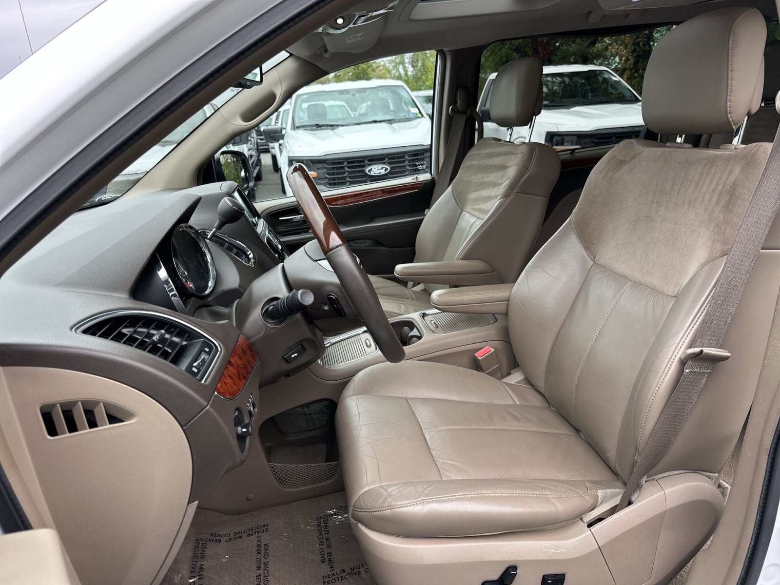 Used 2016 Chrysler Town & Country Limited Platinum FWD image 14