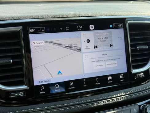 Used 2025 Chrysler Pacifica Limited image 22