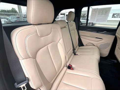 Used 2025 Jeep Grand Cherokee Limited AWD/4WD image 24