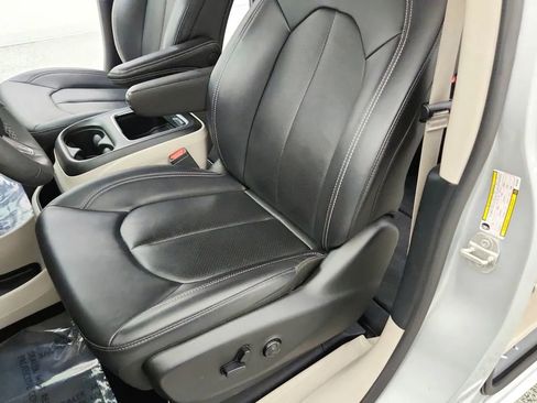 Used 2024 Chrysler Pacifica Touring-L image 23