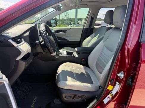 Used 2019 Toyota RAV4 XLE Premium FWD image 18
