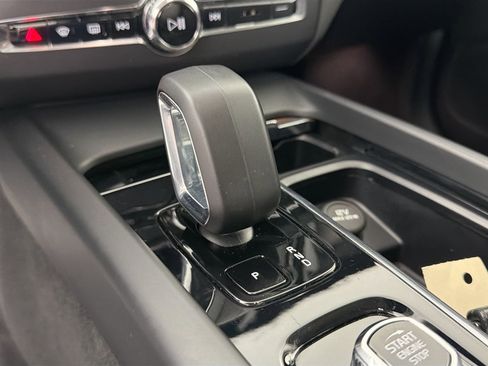 Certified 2023 Volvo XC60 B5 Plus AWD/4WD image 17