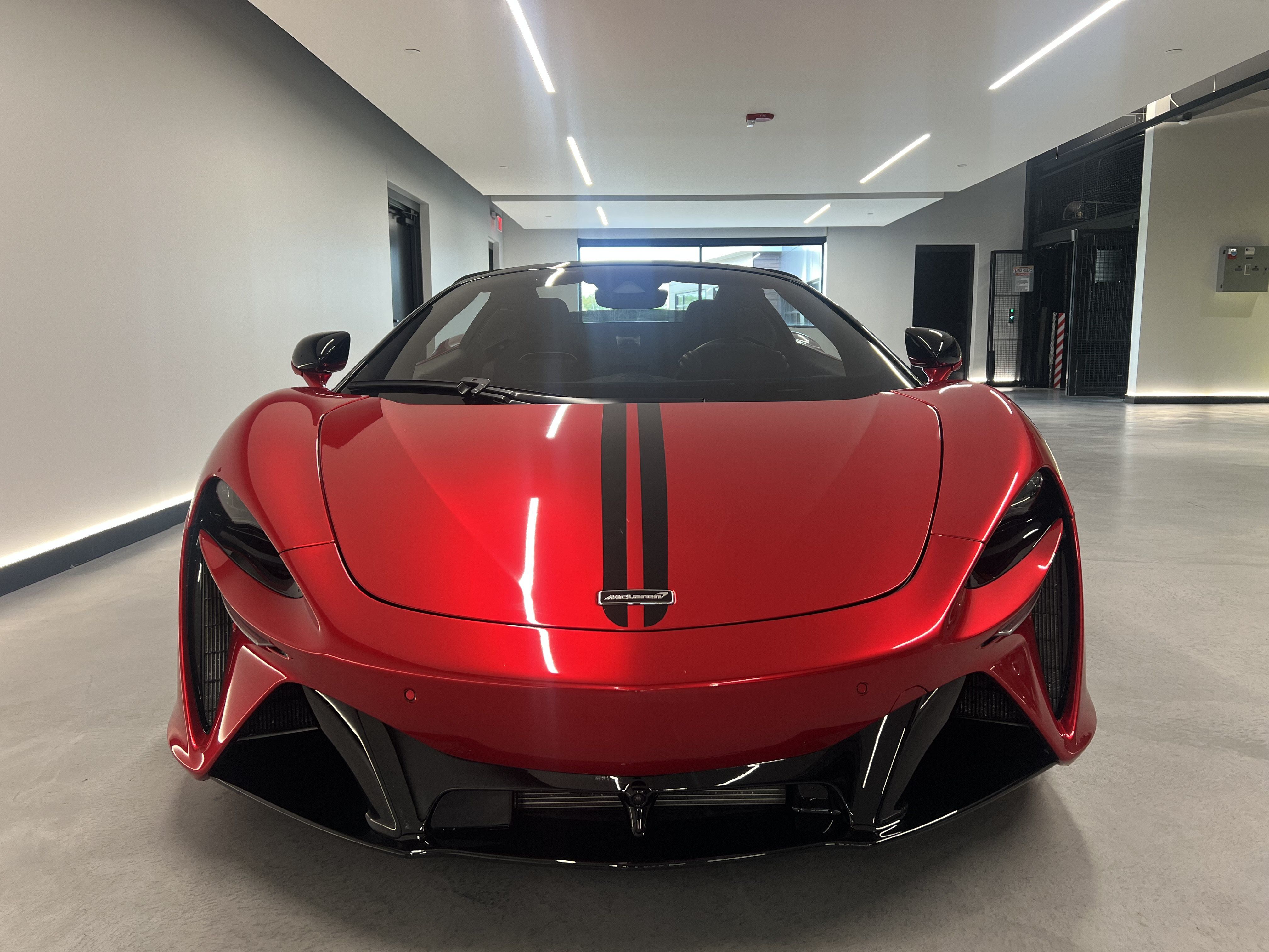 Used 2025 McLaren Artura Spider RWD image 8