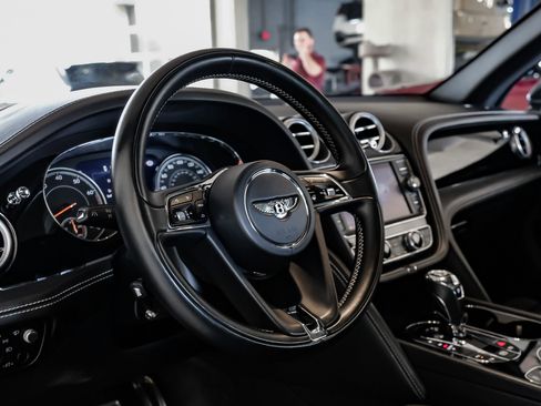 Used 2017 Bentley Bentayga image 13