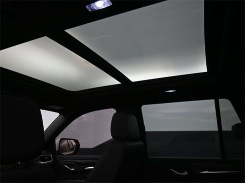 Used 2024 GMC Yukon XL AT4 w/ Technology Package image 2