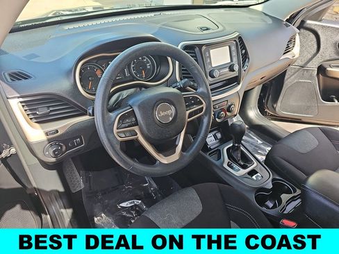 Used 2018 Jeep Cherokee Latitude FWD image 15