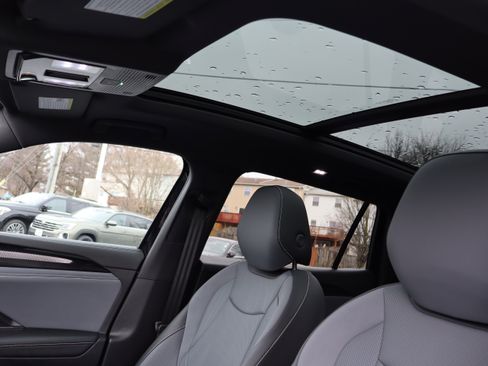 Certified 2025 Volkswagen Tiguan SE R-Line image 23