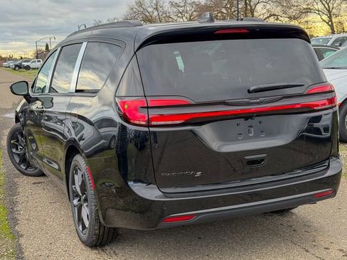 New 2026 Chrysler Pacifica Select FWD image 9