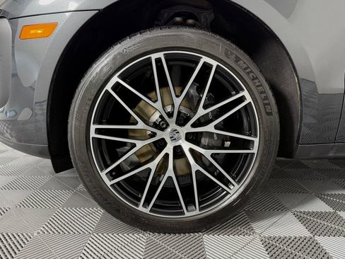Certified 2025 Porsche Macan image 13