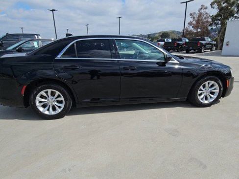 Used 2015 Chrysler 300 Limited RWD image 9