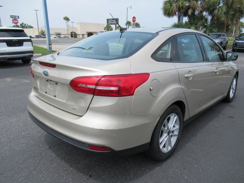 Used 2018 Ford Focus SE FWD image 5