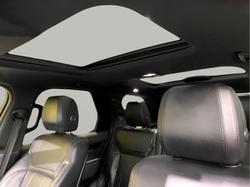 Used 2017 Land Rover Discovery SE image 21