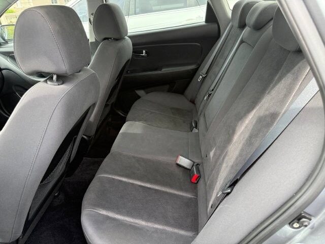 Used 2010 Hyundai Elantra SE FWD image 13