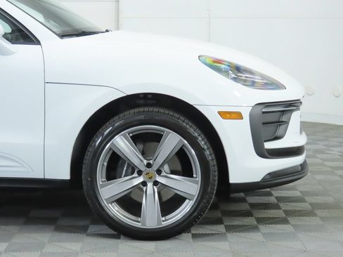 Certified 2025 Porsche Macan AWD/4WD image 11