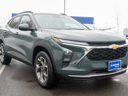 Used 2025 Chevrolet Trax LT FWD image 4