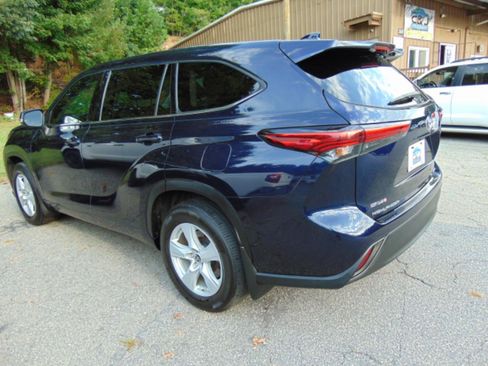 Used 2021 Toyota Highlander LE AWD/4WD image 18