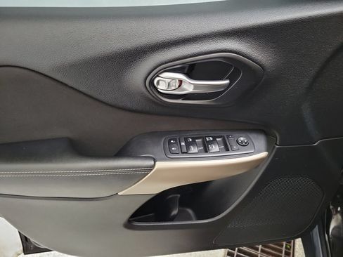 Used 2017 Jeep Cherokee Latitude w/ Cold Weather Group FWD image 18