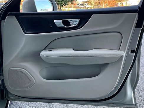 Used 2020 Volvo S60 T5 Momentum image 25