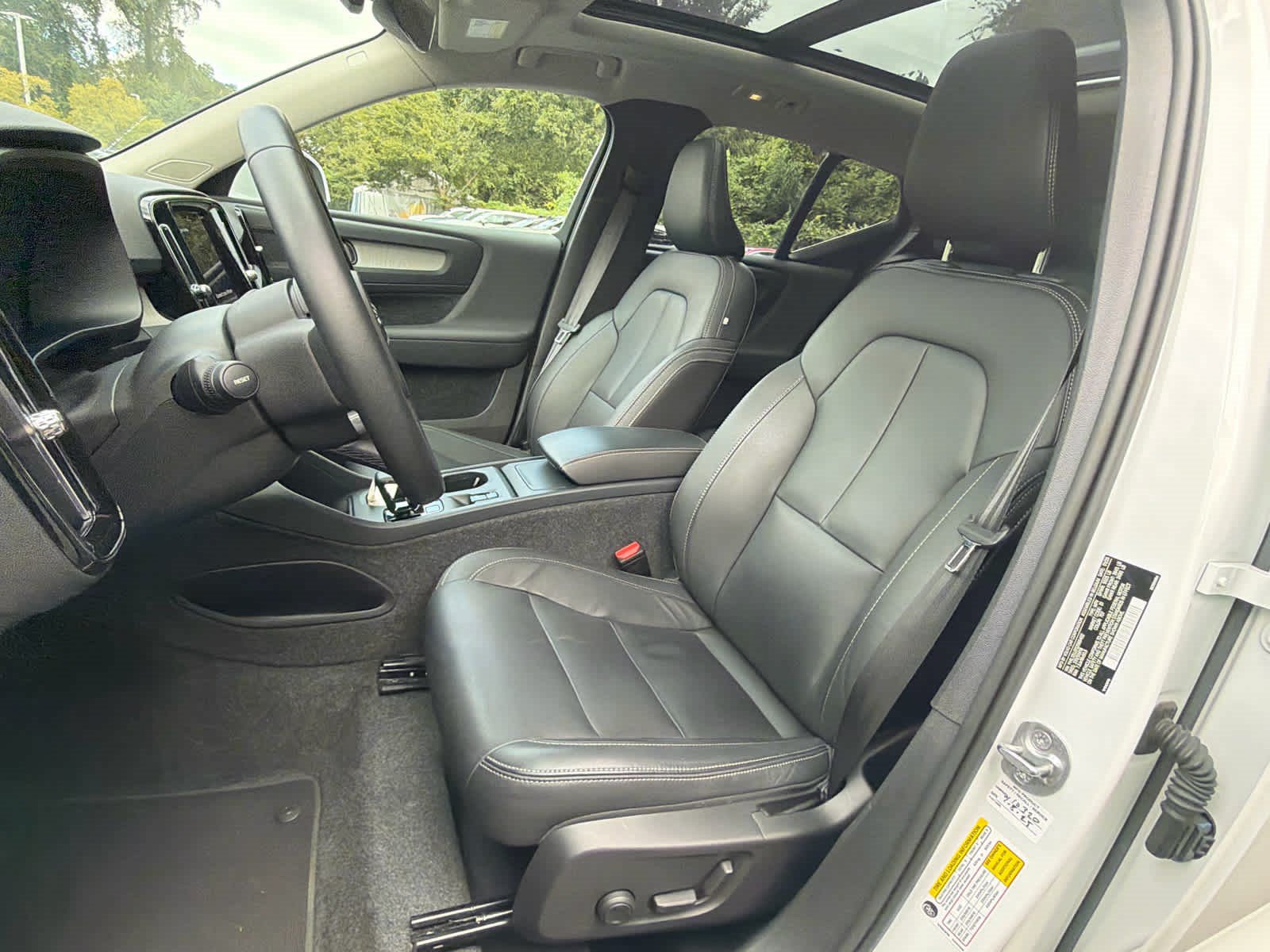 Used 2025 Volvo XC40 B5 Core AWD/4WD image 27