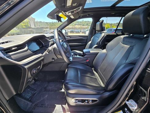 Used 2022 Jeep Grand Cherokee Overland w/ Luxury Tech Group IV AWD/4WD image 21