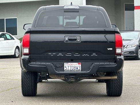 Used 2018 Toyota Tacoma TRD Sport image 8