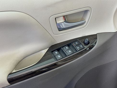Used 2015 Toyota Sienna XLE FWD image 15