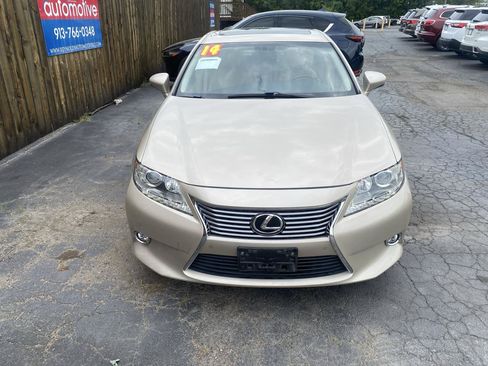 Used 2014 Lexus ES 350 w/ Luxury Package FWD image 2
