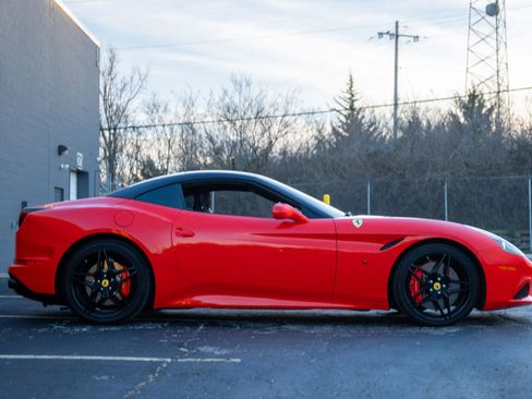 Used 2015 Ferrari California T image 9