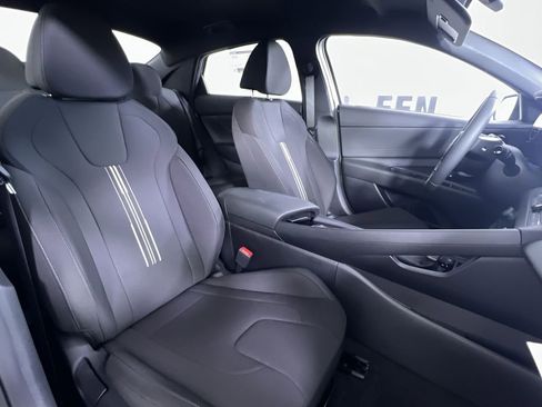 Used 2025 Hyundai Elantra SEL image 27