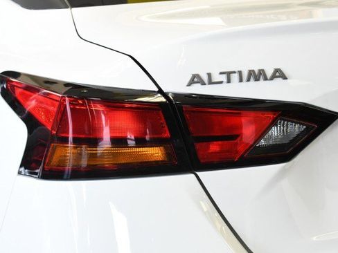 Used 2025 Nissan Altima 2.5 SV FWD image 12