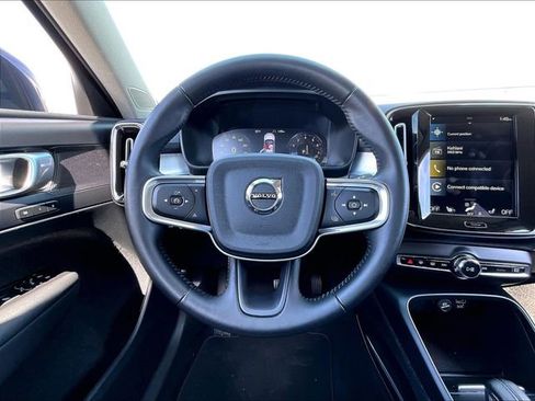 Used 2021 Volvo XC40 T5 Momentum w/ Premium Package image 17