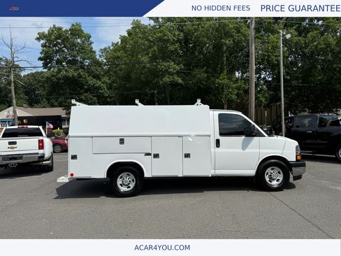 Used 2017 Chevrolet Express 3500 RWD image 2