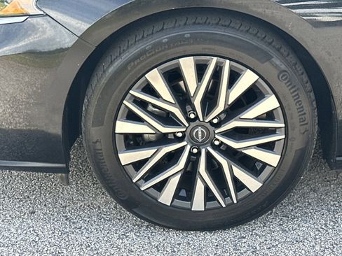 Used 2024 Nissan Altima 2.5 SV FWD image 11