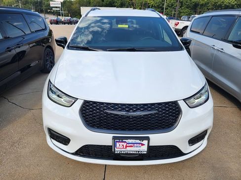 New 2026 Chrysler Pacifica Select w/ S Appearance Package image 2