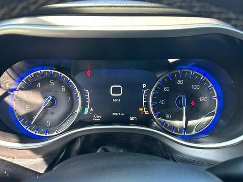 Used 2025 Chrysler Pacifica Select image 12