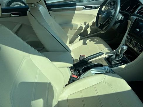Used 2017 Volkswagen Passat 1.8T SE w/ SE Lighting Package FWD image 2
