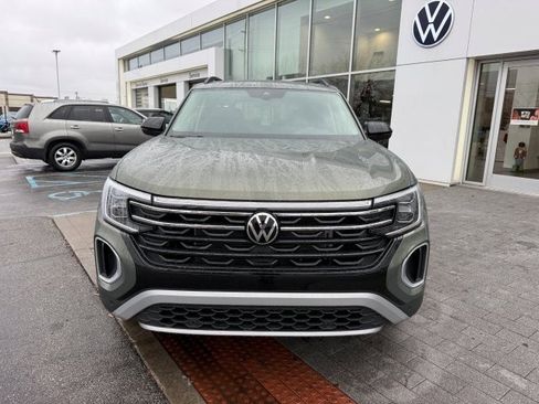 New 2026 Volkswagen Atlas Peak Edition image 2