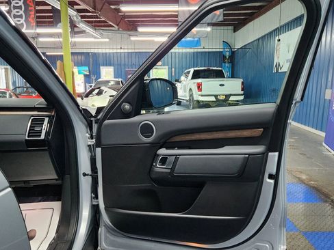 Used 2018 Land Rover Discovery HSE image 11